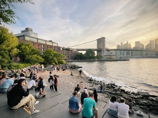 配资平台股票最新消息 纽约的区划法规如何限制高楼，保护社区小商业和历史建筑