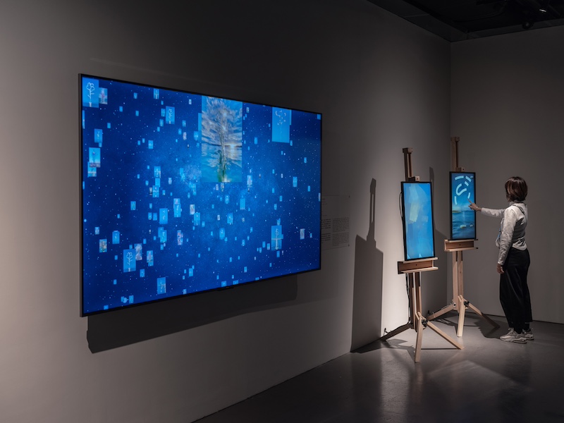 《与cAI™️共创白天烟花》交互装置，“cAI™️：灵魂扫描”展览现场，澳门海事工房1号，2024年。赵梦佳摄，蔡工作室提供。